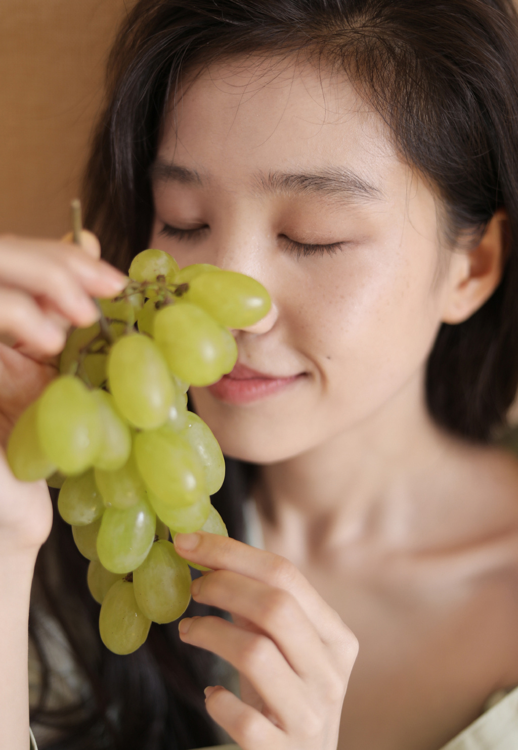 奶茶少女高清图片,吃小葡萄少女高清写真