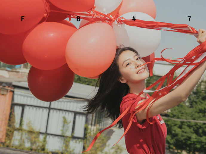 大眼美女女神高圆圆最新街拍图片