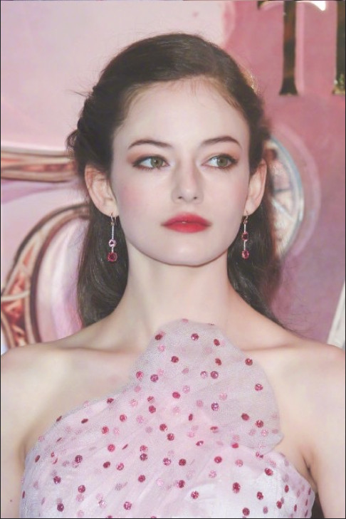 欧美美女明星Mackenzie Foy《胡桃夹子与四个王国》