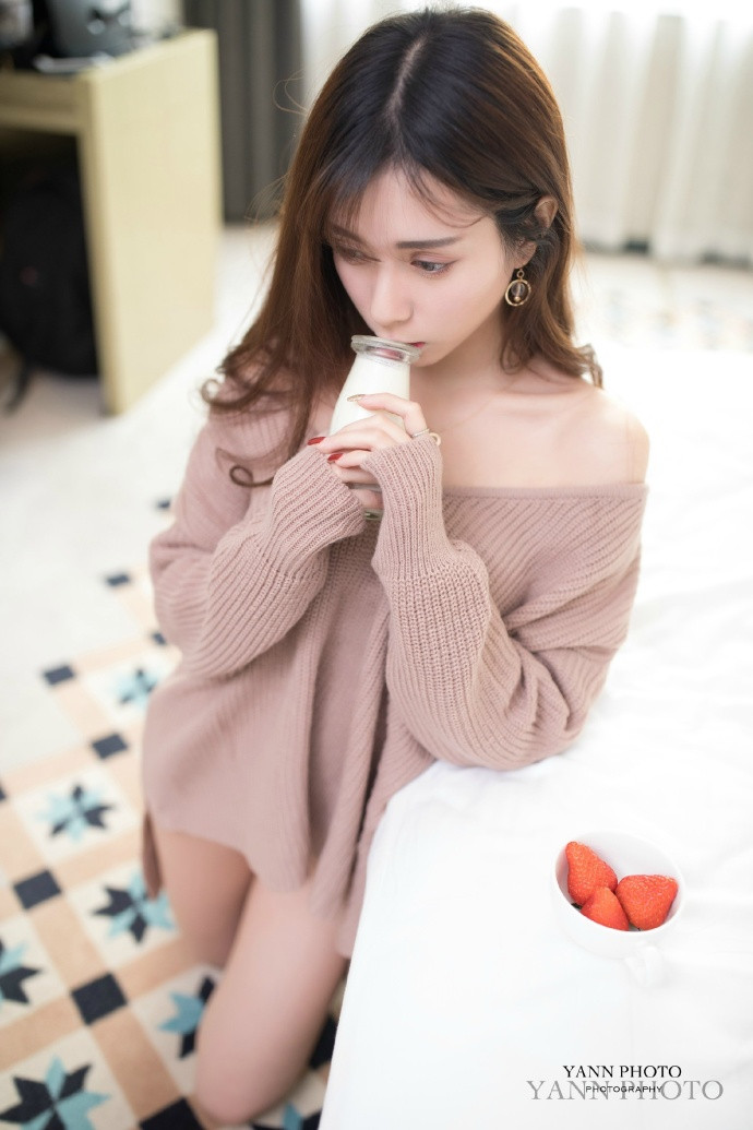 网红美女模特Kinki77吃草莓图片