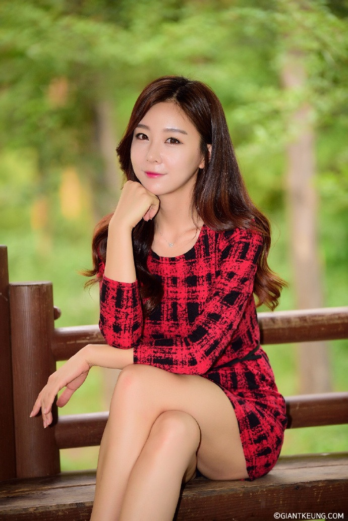 气质美女红格子连衣裙优雅写真