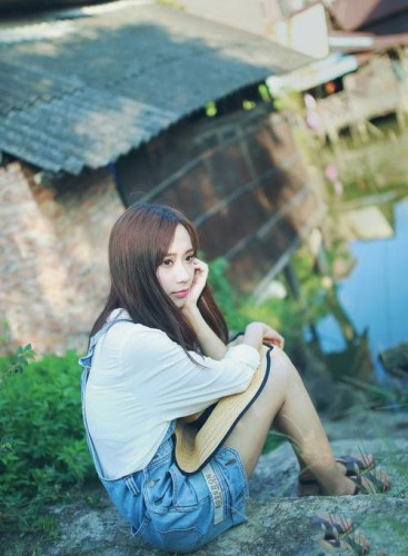 校花妹妹林中飞舞尽显纯真