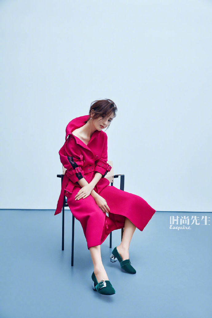 新疆美女佟丽娅《时尚先生Esquire》黑皮书秋冬封