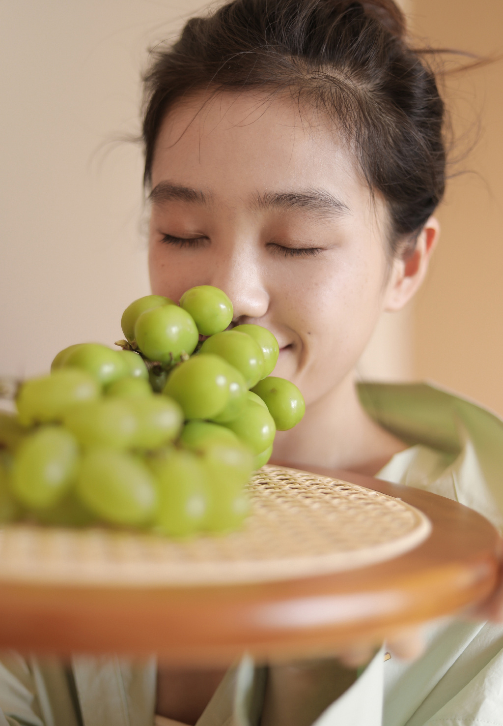 奶茶少女高清图片,吃小葡萄少女高清写真