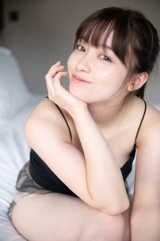 日本女星桥本环奈黑色系小性感图片