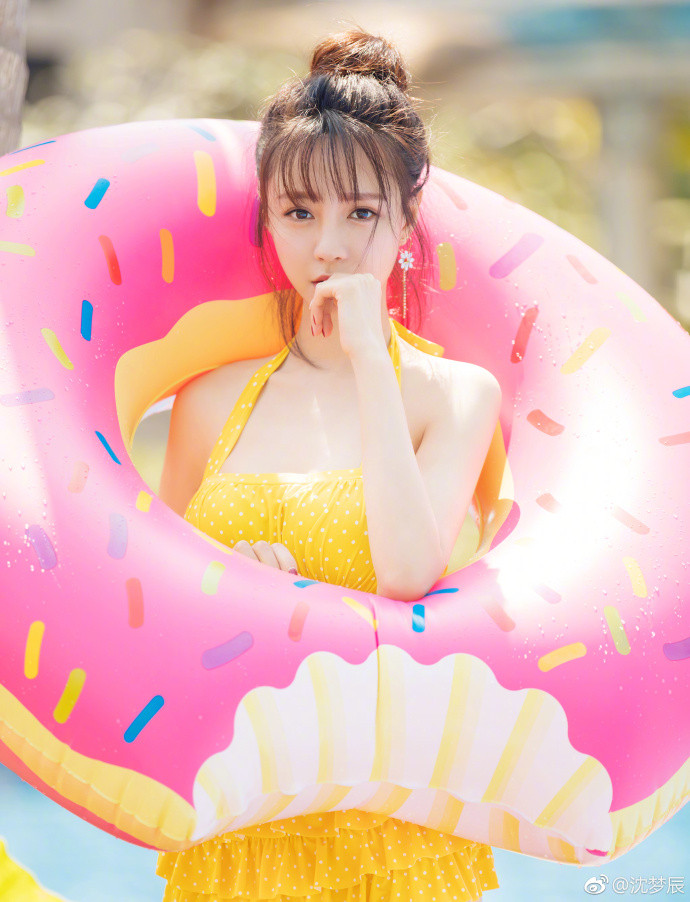湖南美女明星沈梦辰可爱比基尼湿身戏水图片