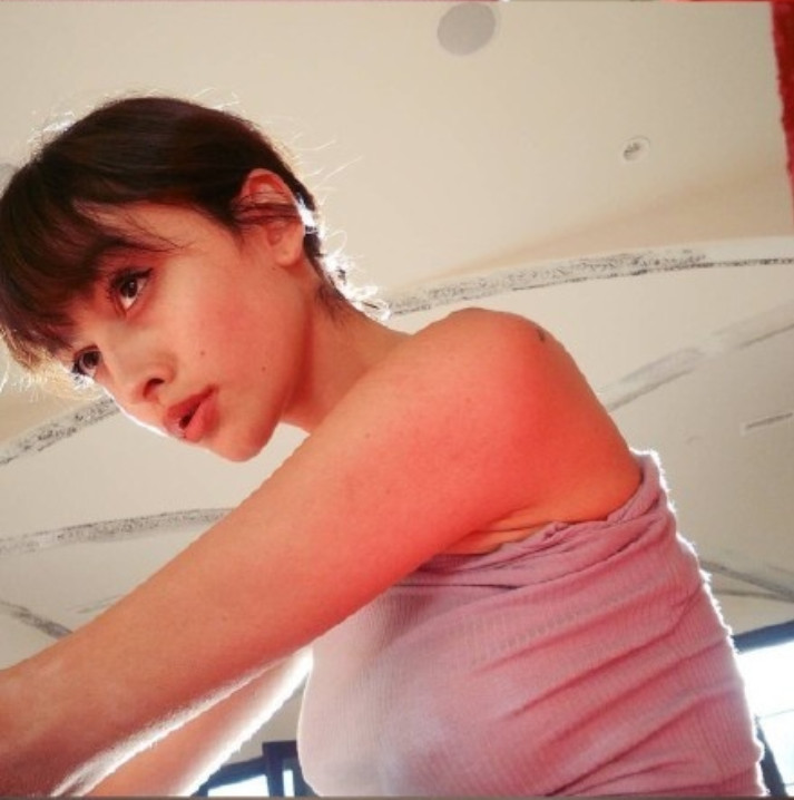 欧美美女模特齐刘海短发复古写真图片