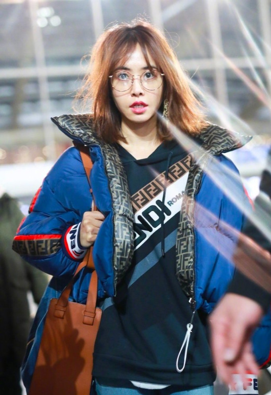 台湾女歌手女神蔡依林蓝色短款羽绒服机场街拍