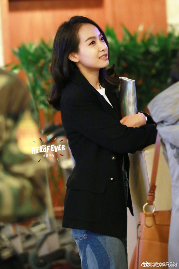 韩国女团函数f（x）队长宋茜可爱机场照