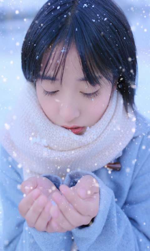小美好女主沈月雪地写真手机壁纸