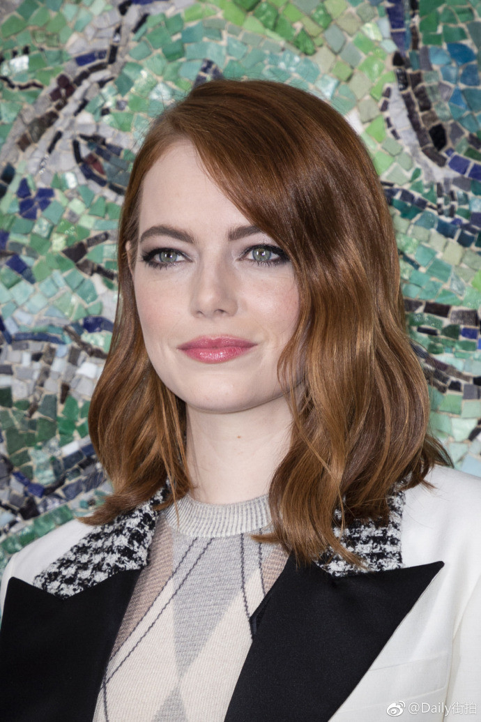 欧美美女明星Emma Stone圣保罗•德旺斯出席活动优