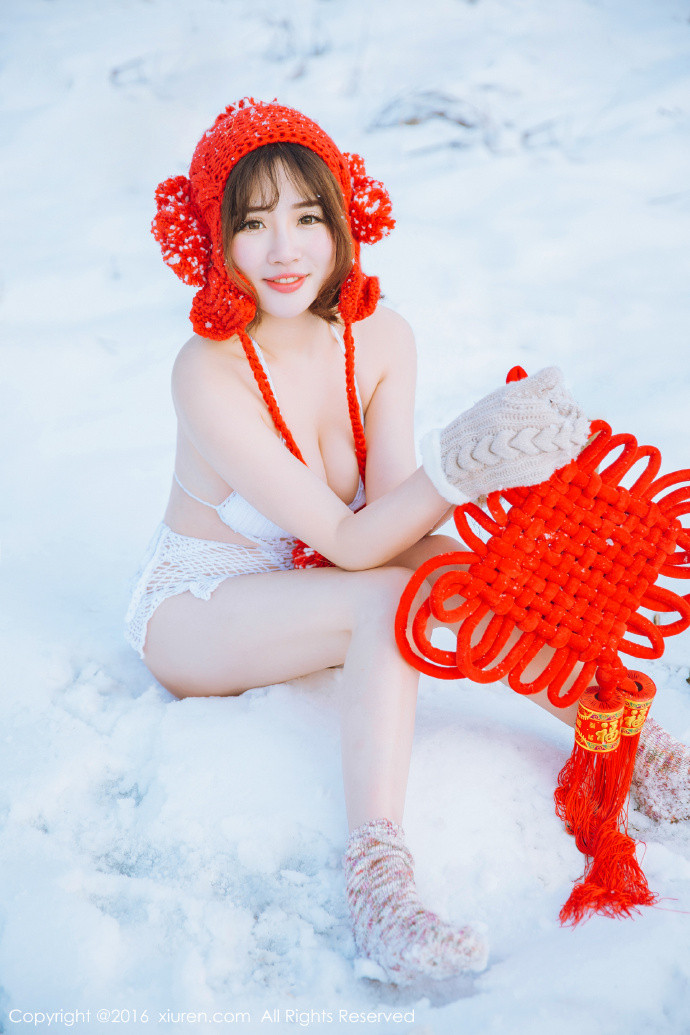 美女模特雪地里戴红帽穿比基尼性感写真