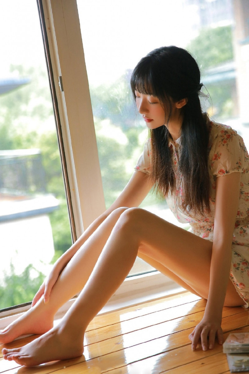 日韩美女大腿长迷人艺术写真