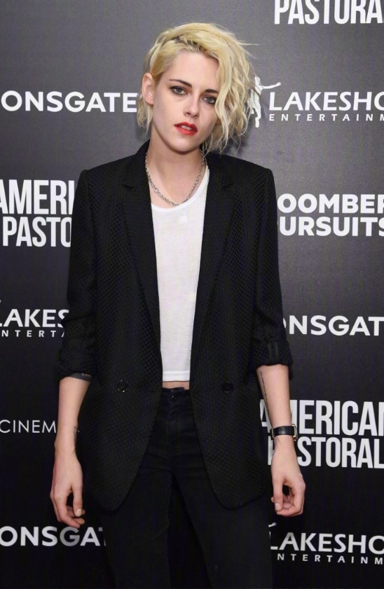 欧美美女明星Kristen Stewart黑色西服出席活动图片