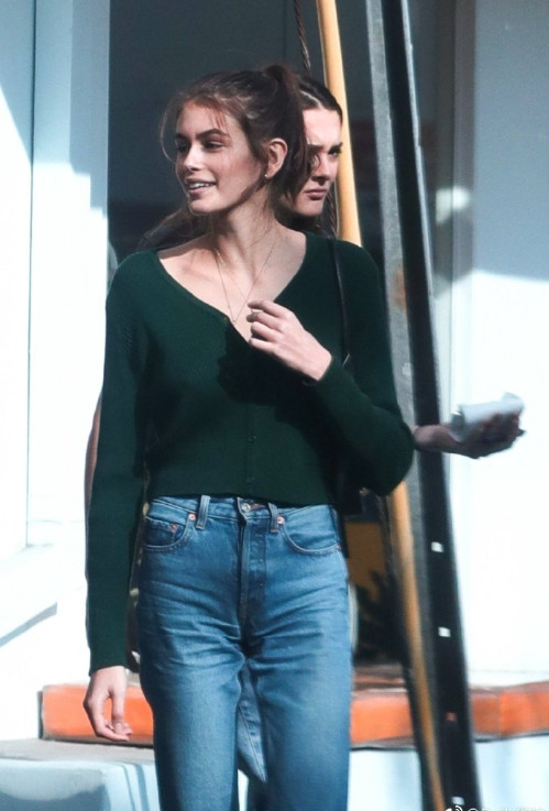 Kaia Gerber Kendall Jenner和闺蜜Charlotte Lawrence出街游玩