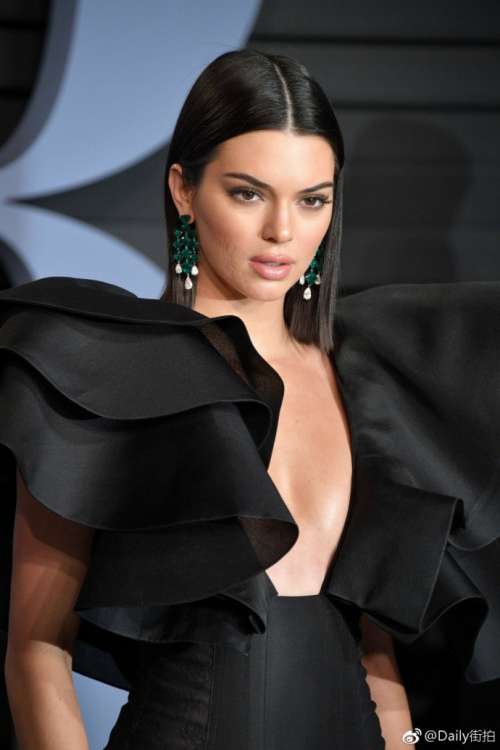 欧美美女肯豆Kendall Jenner出席2018Vanity Fair Oscar P