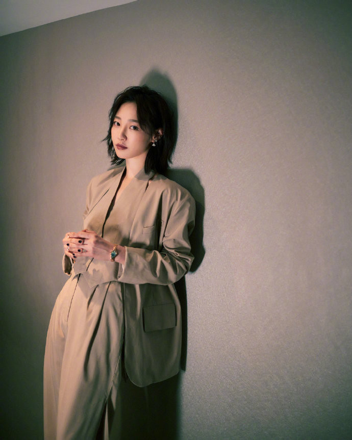 山东美女明星白百何裸色套装知性干练图片