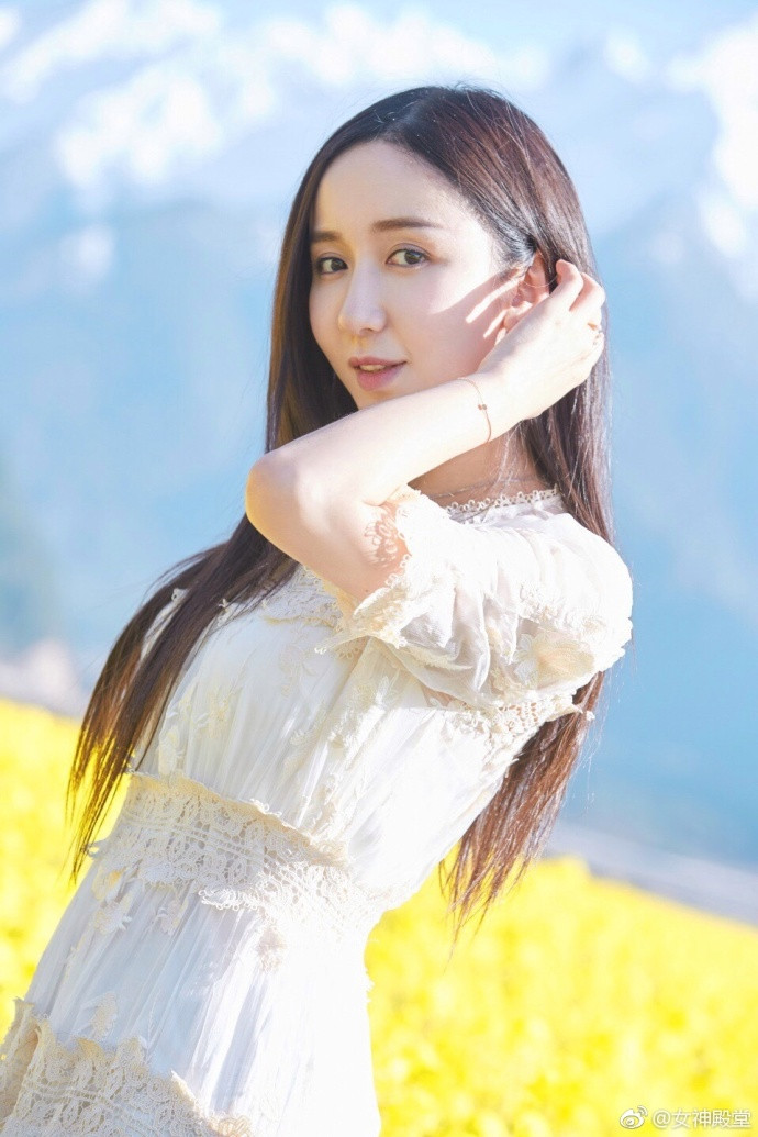 中国内地女演员娄艺潇油菜花田唯美写真