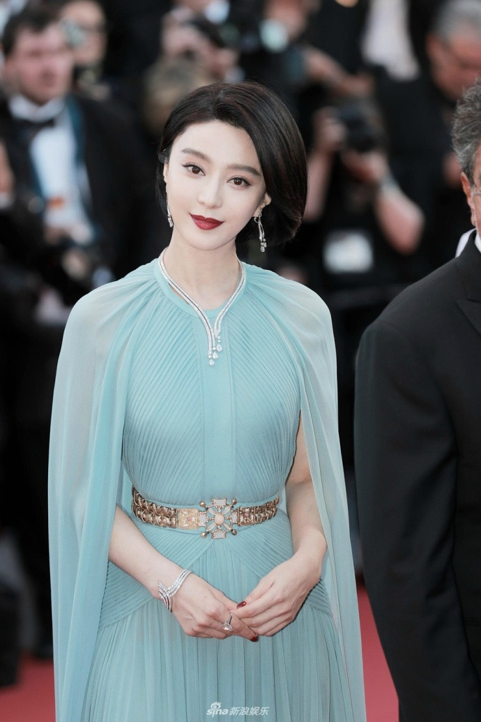 青岛美女明星范冰冰墨蓝色长裙仙气造型出席戛