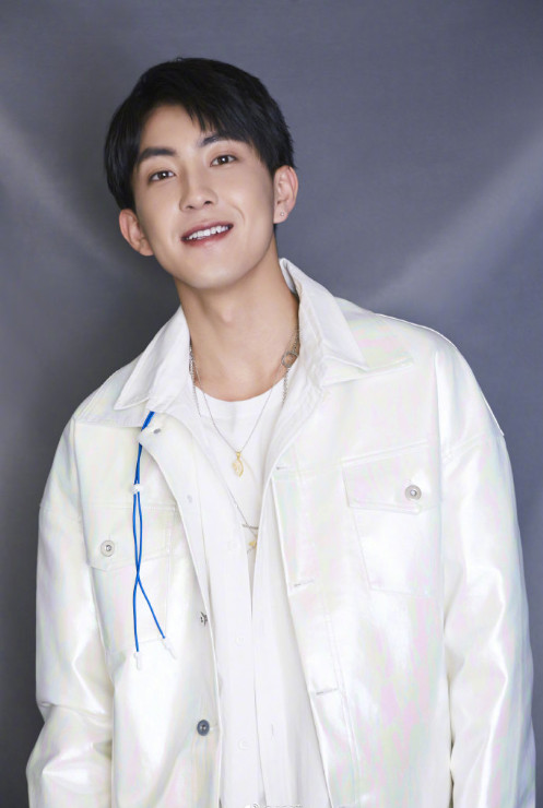 小鲜肉男明星代云帆白色帅气写真图片