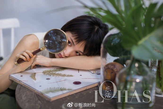 四川美女明星王子文演绎清新少女时尚杂志封面