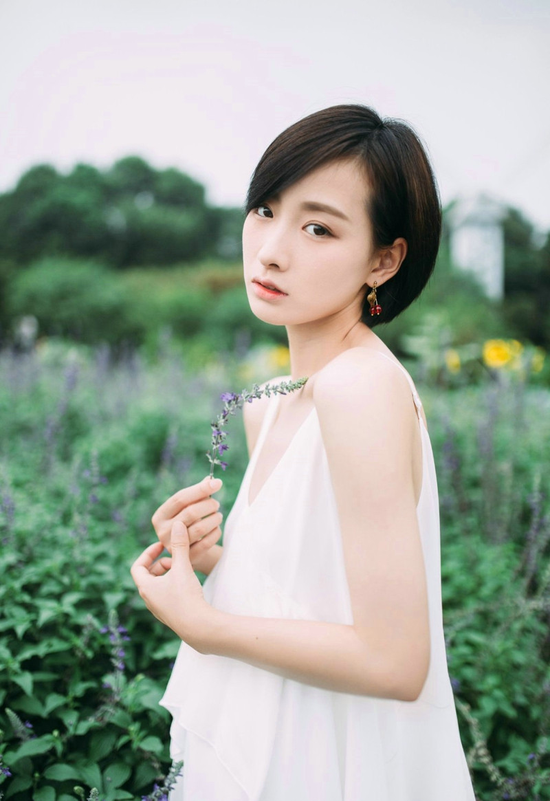 短发白裙美女户外拍摄美眸清纯写真