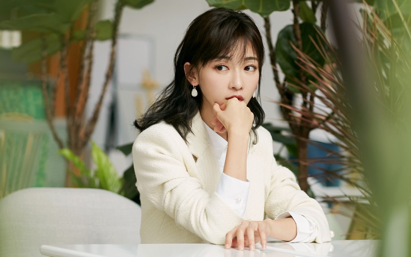 优雅迷人的美女明星吴谨言桌面壁纸图片
