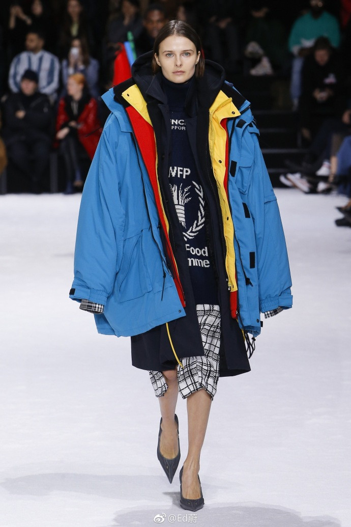 巴黎时装周Balenciaga2018层层叠叠的外套和大衣是本