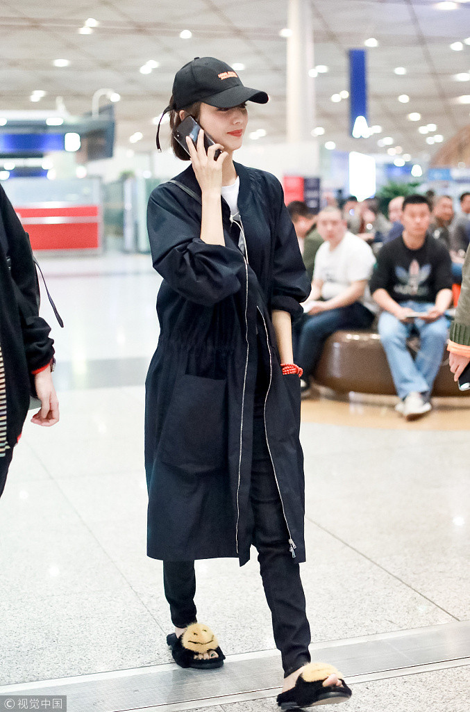 新疆美女明星佟丽娅现身机场脚踩毛毛拖鞋时尚