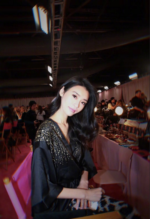 中国美女超模奚梦瑶维密天使2018年维密大秀后台