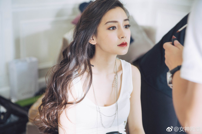 香港美女明星angelababy巴黎随拍简约时尚的搭配