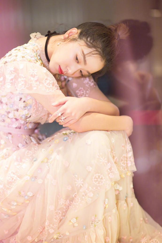 东北美女明星阚清子出席​COSMO时尚美丽盛典礼服