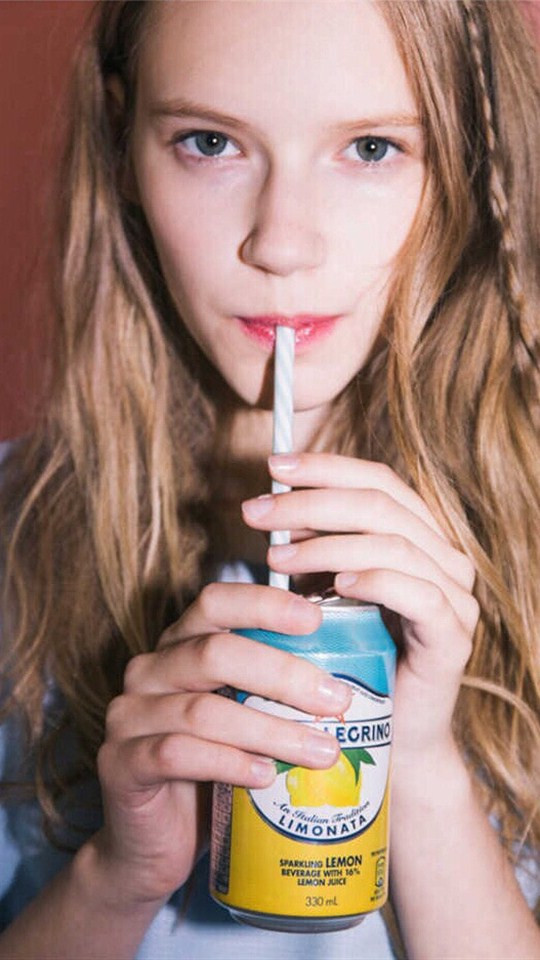 欧美甜美俏皮美女写真安卓壁纸