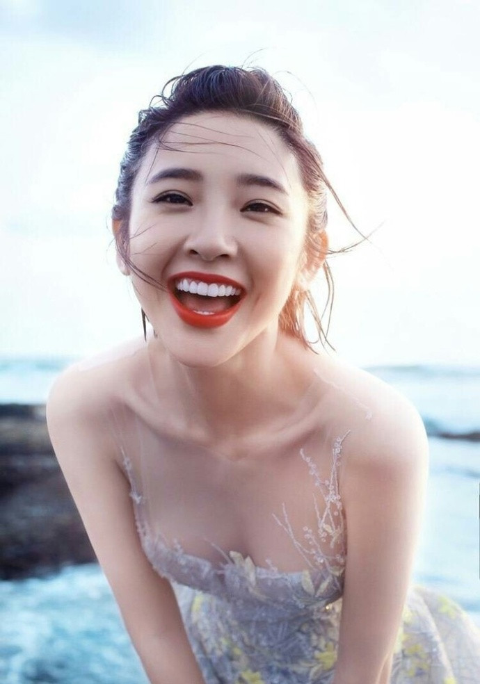四川美女明星唐艺昕海边唯美写真
