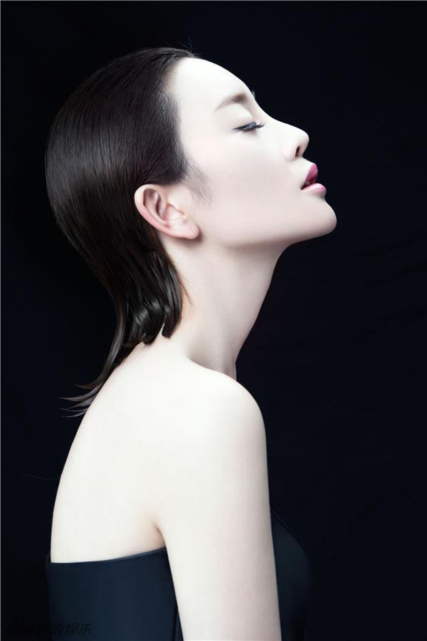 美女明星图片：张檬齐肩短发时尚艺术写真