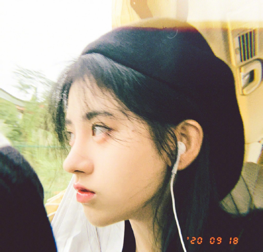 鞠婧祎热裤美腿图片,鞠婧祎黑色毛衣自拍照壁纸