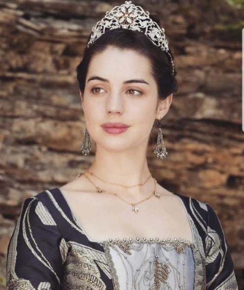 欧美美女演员Adelaide Kane《风中的女王》图片