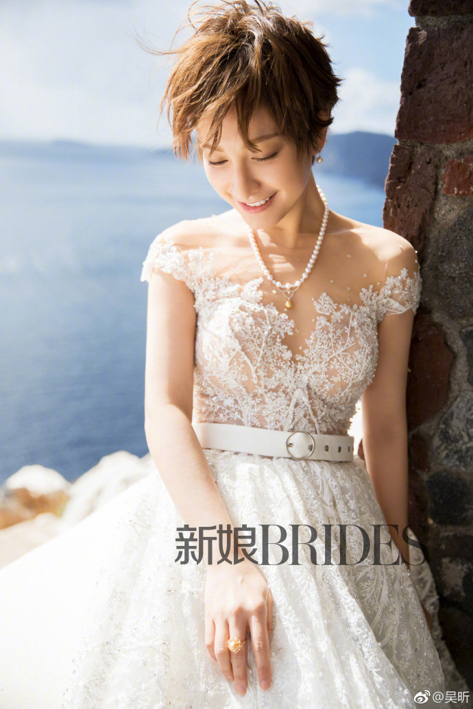 东北美女明星主持人吴昕新娘Brides婚纱封面大刊