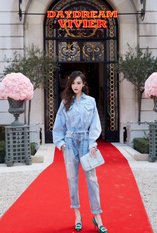 上海美女明星唐嫣现身RogerVivier2019秋冬系列牛仔