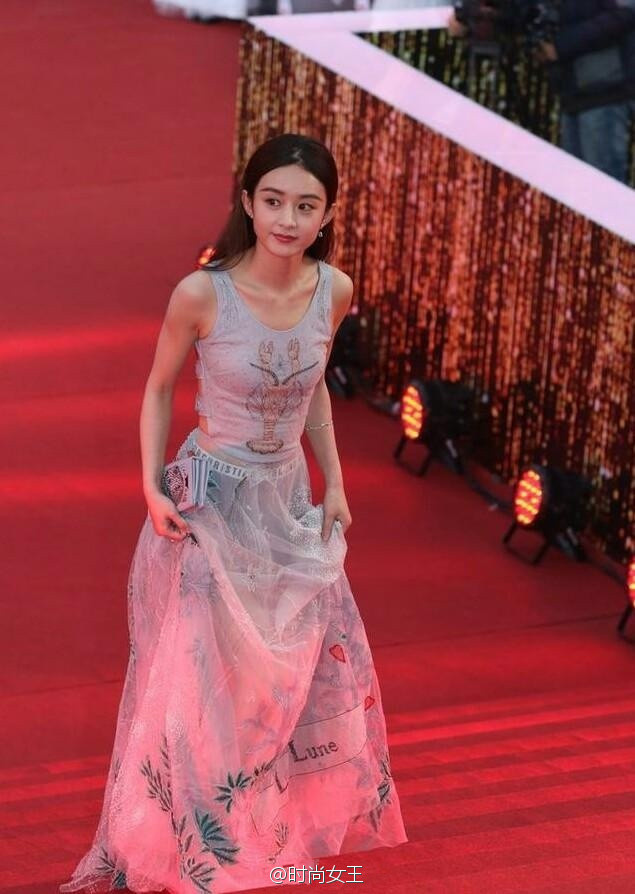 河北美女赵丽颖镂空纱质长裙礼服现身红地毯造