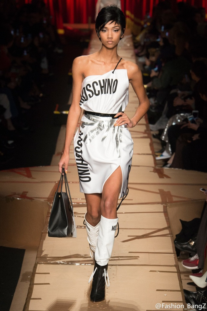 Jeremy Scott在Moschino秋冬秀场超模图片