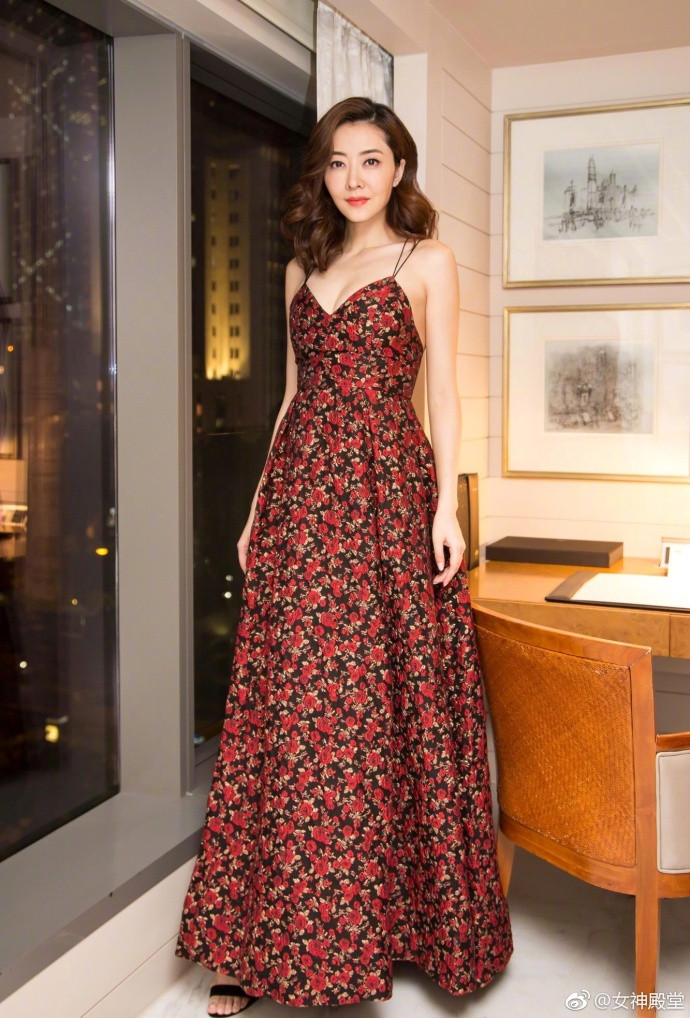 香港美女明星熊黛林吊带深V礼服出席某活动非常