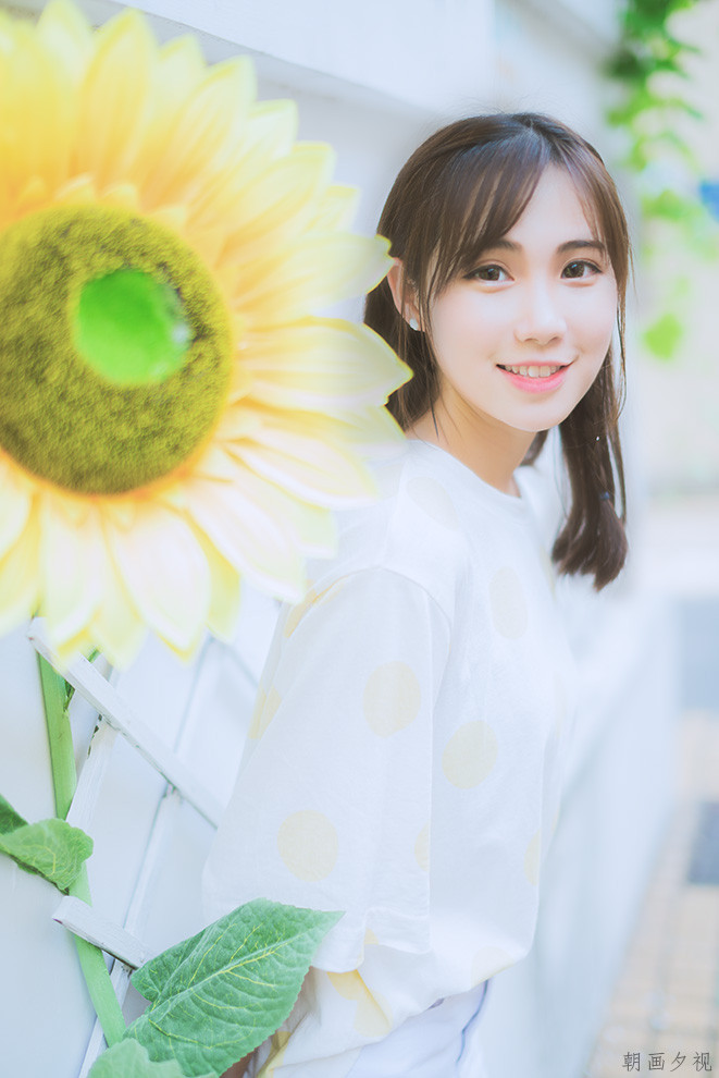 清纯美女校花_mm空气刘海长发美女与向日葵阳光