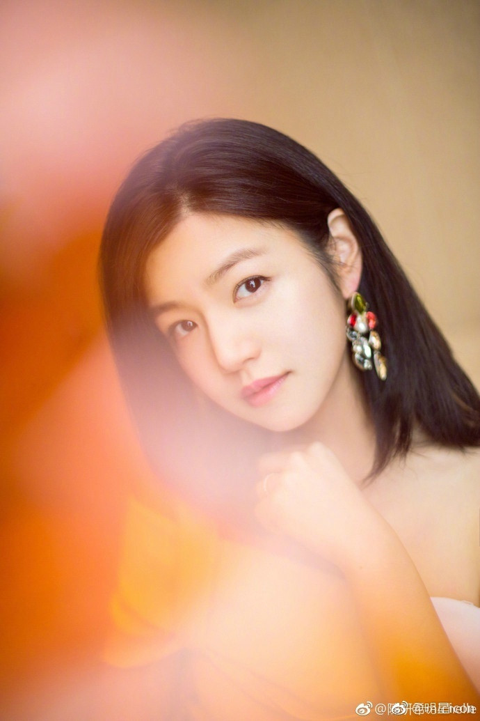 台湾女神时尚辣妈陳妍希michelle短裙配肤白腿美清