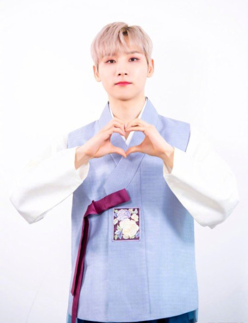 韩国男明星图片 韩国男团AB6IX韩服高清照片