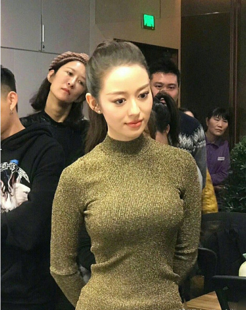 钢琴家朗朗老婆吉娜爱丽丝蚂蚁腰性感身材图片