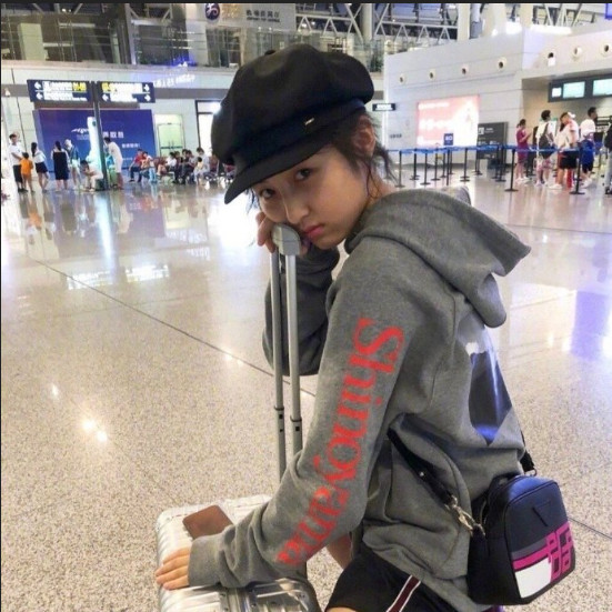 童星小美女图片 内地女演员张子枫穿搭合辑图片