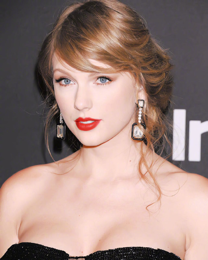 欧美美女图片 欧美女歌手Taylor Swift性感黑裙搭配