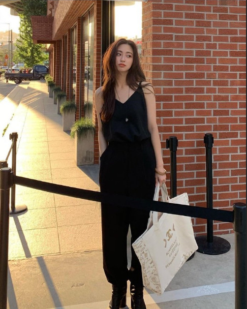 95后韩国美女模特宋智英完美身材比例图片