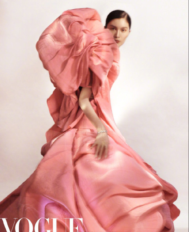 中国美女图片 超模何穗《Vogue》封面图片